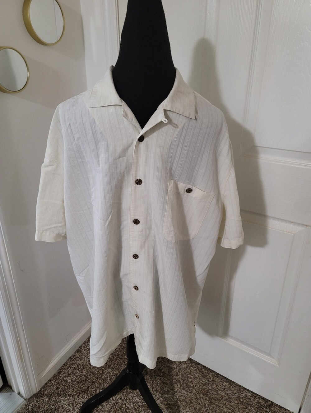 Island Shores Lightweight Cream Wood Buttons  Short Sleeve Shirt Travel Hawaiian